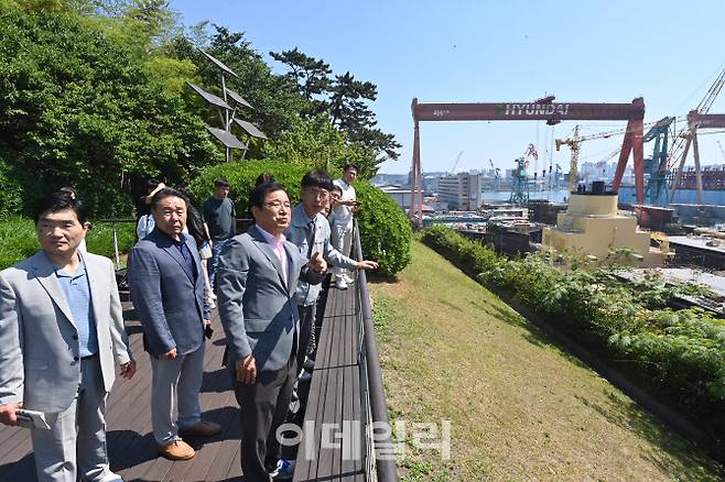 이현재 하남시장과 하남시청 공직자들이 18일 ‘프론티어 리더십’을 벤치마킹하기 위해 울산 HD현대중공업을 방문해 현장을 둘러보고 있다.(사진=하남시)