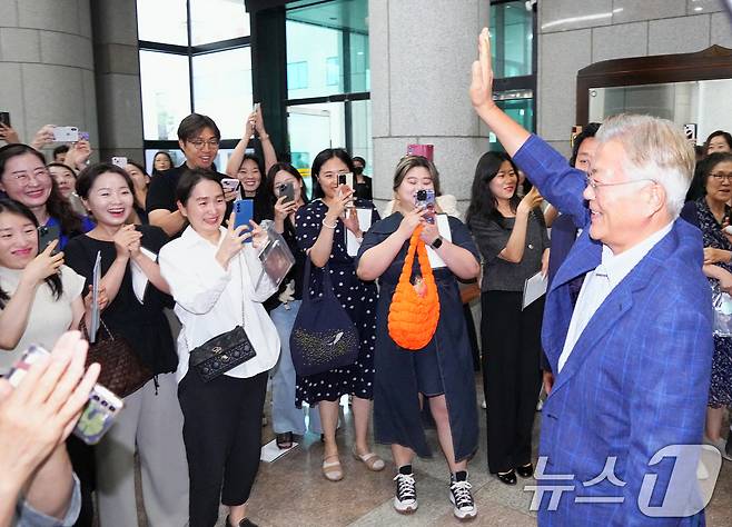 문재인 전 대통령이 19일 광주예술의전당 대극장에서 열린 피아니스트 임윤찬의 공연을 보기 위해 공연장으로 들어가고 있다. 2024.6.19/뉴스1 ⓒ News1 이수민 기자