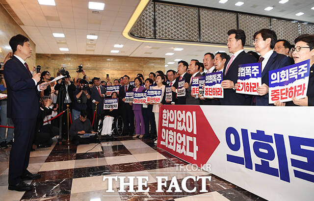 더불어민주당의 국회 상임위원장 단독 선출을 두고 국민의힘이 18일 헌법재판소에 권한쟁의심판을 청구하기로 결정했다. 국민의힘 의원들은 제22대 국회 첫 본회의가 열렸던 지난 5일 오후 국회 본회의장 앞에서 피켓을 들고 민주당의 의회독주를 외쳤다. /배정한 기자