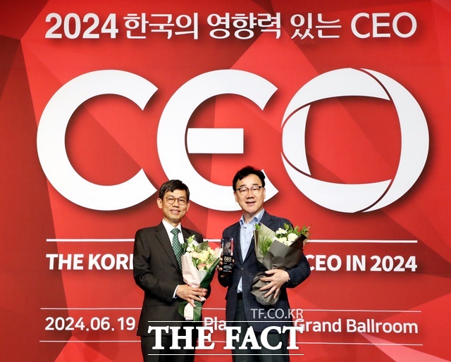 하승철 하동군수(오른쪽)가 ‘2024년 한국의 영향력 있는 CEO’ 시상식의 행정혁신 분야에 수상자로 선정됐다./하동군