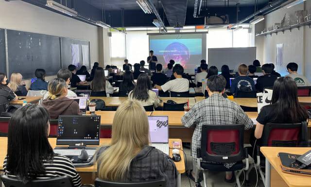건국대 산업디자인학과가 주최한 ‘AI 워크숍’에서 참석자들이 발표를 듣고 있다.