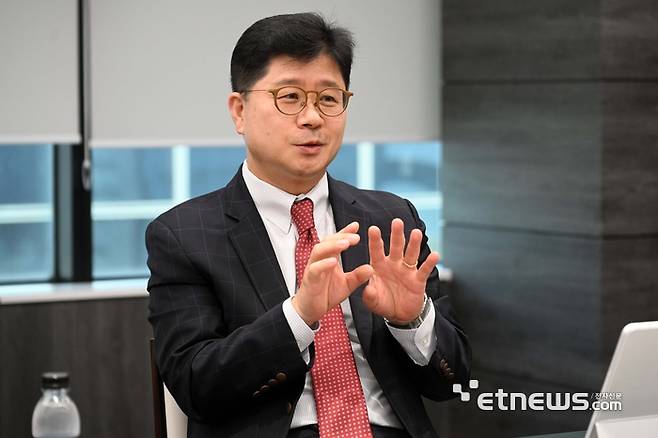 더존비즈온-서울디지털재단 인공지능(AI) 좌담회가 지난 18일 서울 중구 더존을지타워에서 열렸다. 지용구 더존비즈온 부사장이 발언하고 있다. 김민수기자 mskim@etnews.com