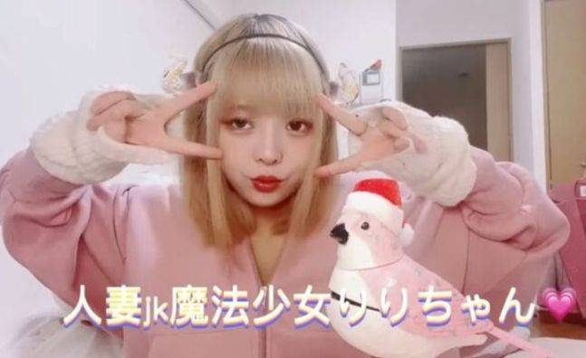 2020년부터 사회관계망서비스(SNS)에서 '타다키조시(頂き女子·받아먹는 여자) 리리짱'이라는 별명으로 활동하며 남성들에게 인기를 끈 와타나베 마이(25)는 1억 5500만엔(약 14억원)을 가로챈 혐의로 징역 9년과 벌금 800만엔을 선고받았다. 사진=유튜브 캡처