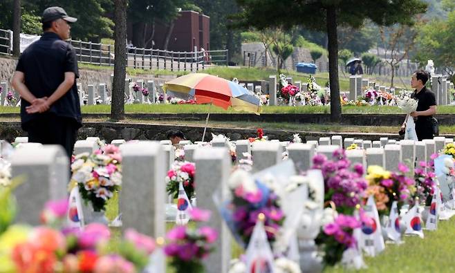 현충일인 지난 6월 6일 오후 서울 동작구 국립서울현충원을 찾은 추모객들이 참배하고 있다. 사진=뉴스1