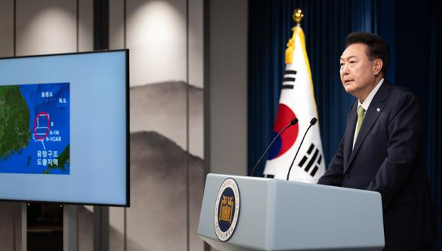 윤석열 대통령이 3일 오전 서울 용산 대통령실 청사 브리핑실에서 동해 심해에 최대 140억 배럴의 석유와 가스가 매장돼 있을 가능성이 있다는 브리핑을 하고 있다. 서재훈 기자