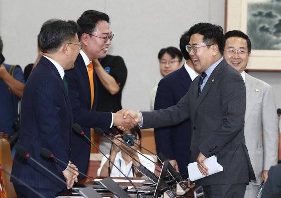 같은 날 박찬대 국회 운영위원장(오른쪽)이 첫 전체회의에서 천하람 개혁신당 원내대표와 악수하고 있다. [뉴스1]