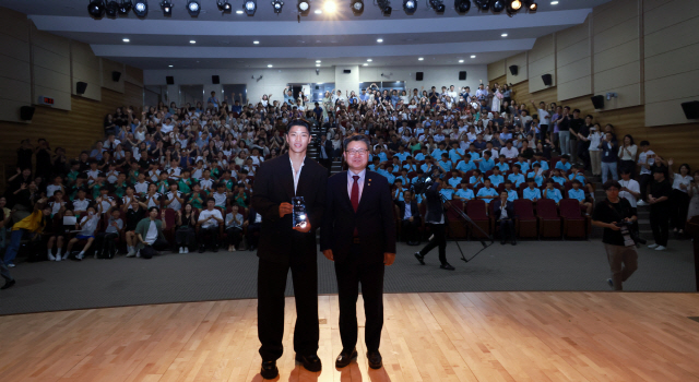 ▲ 교육부는 18일 세종청사에서 황희찬 선수, 오석환 교육부 차관을 비롯한 교육부 관계자들, 축구부 학생 70여 명 등이 참석한 가운데  홍보대사 위촉식을 가졌다.