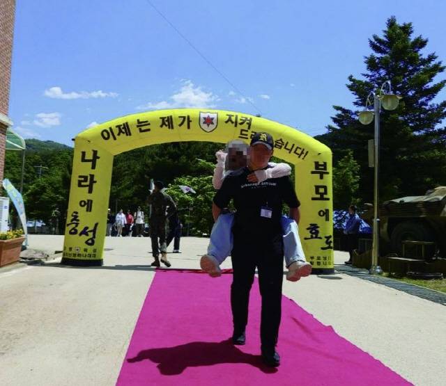 ▲ 숨진 박 훈련병이 입영식 당시 어머니를 업고 있는 모습[사진제공=군인권센터]