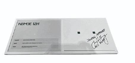 지난 3월 22일 젠슨 황이 삼성전자 부스를 찾아 남긴 친필 서명에 삼성전자 주가가 큰 폭으로 뛰었다. 그의 위상을 보여주는 장면이다. 사진=한국경제 DB