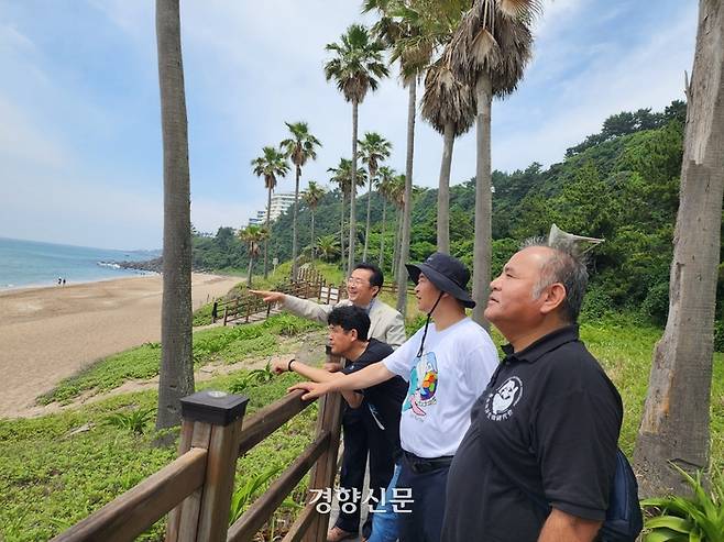 ‘제주 바다거북과 서식지 보전을 위한 한일 주민 워크숍’ 참가자들이 지난 12일 제주 서귀포시 중문해수욕장에서 해안 사구를 바라보면서 붉은바다거북의 귀향을 위한 방안을 논의하고 있다. 참가자는 마쓰자와 마사요시 일본바다거북협의회 회장(왼쪽 첫번째), 양수남 제주자연의벗 사무처장(왼쪽 두번째), 오창길 자연의벗연구소 이사장(오른쪽 두번째), 오키 카즈키 아마미해양생물연구회 회장이다. 김기범 기자.