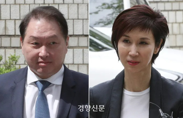 Chey Tae-won, chairman of SK Group, and Roh Soh-yeong, director of the Butterfly Art Center. By Kwon Do-hyun