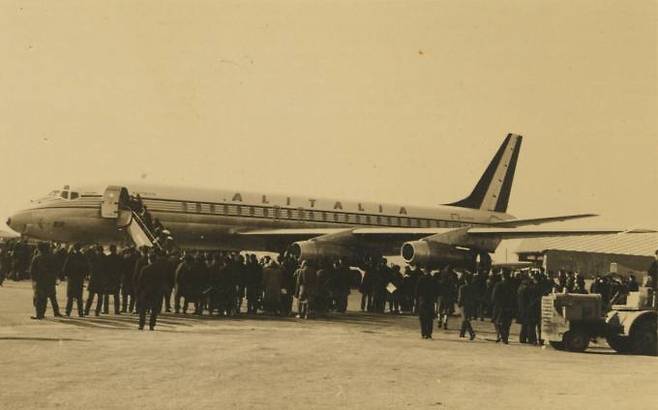 전주시 송천동 비행장에서 1960년대 말 파독 간호사를 배웅하는 현장을 찍은 사진