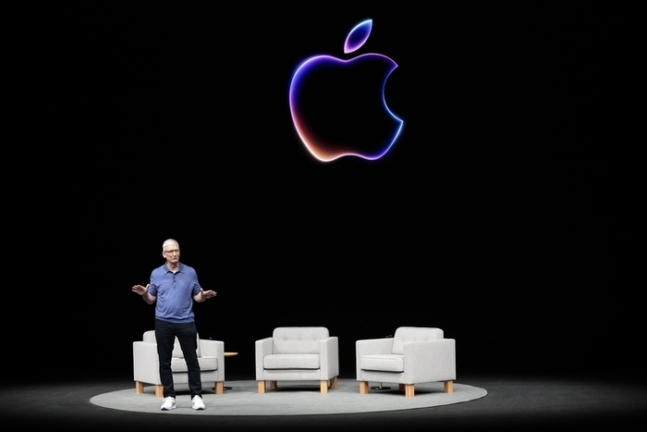 팀 쿡 애플 CEO가 10일(현지시각) 캘리포니아주 쿠퍼티노의 애플파크에서 열린 세계개발자회의(WWDC24)에서 애플의 AI 기능을 소개하고 있다. [사진출처 = 연합뉴스]