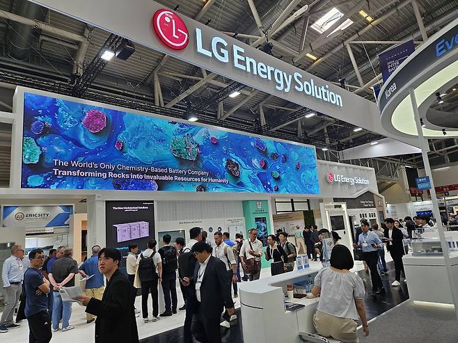 19일(현지시간) 독일 뮌헨에서 개막한 '인터배터리 유럽 2024' 행사장에 마련된 LG에너지솔루션 부스를 관람객들이 둘러보고 있다.  뮌헨 추동훈 기자
