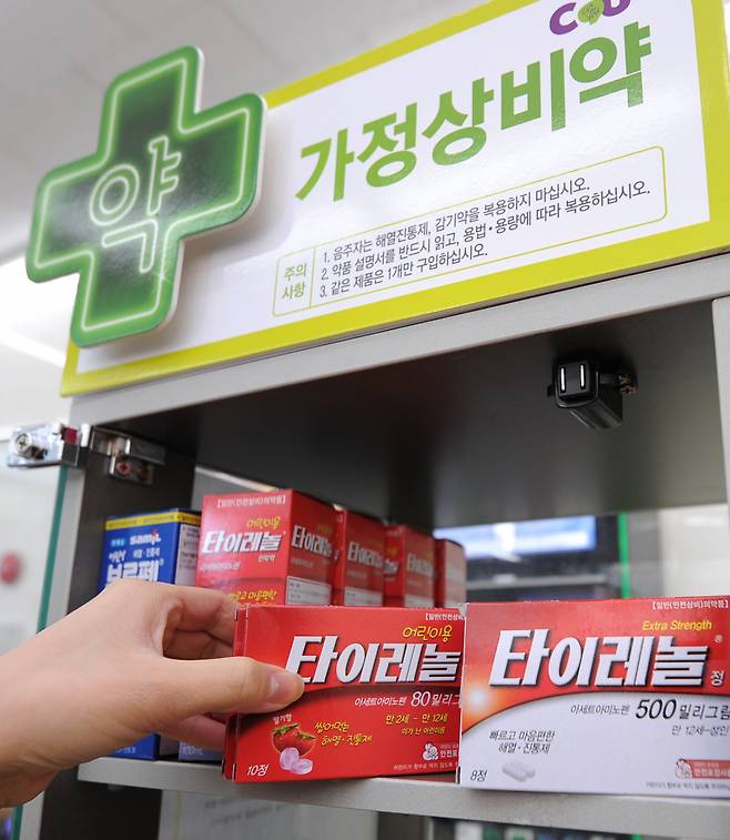 서울 종로구의 한 편의점에서 소비자가 약품을 살펴보고 있다./사진= 뉴스1