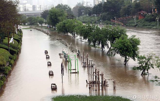 부산 지역에 호우경보가 발효된 지난해 9월 부산 연제구 온천천 산책길에 설치된 운동기구가 불어난 물에 잠겨 있다. /사진=뉴시스