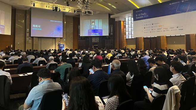 19일 서울 양재동 엘타워에서 한국클라우드산업협회 주관으로 열린 'K-AI(한국형 인공지능) PaaS 서밋 2024' 행사에서는 PaaS 산업 발전과 생태계 확장을 통해 해외 의존도를 줄이고 기술종속에서 벗어날 수 있는 방안을 모색하는 자리가 마련됐다. / 사진제공=한국클라우드산업협회