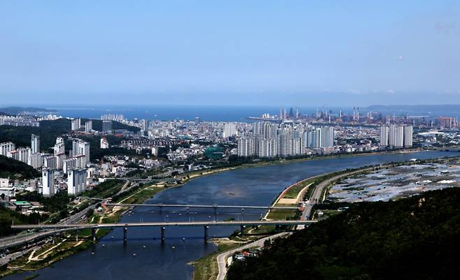 넥스틸이 포항 영일만에 위치한 포항3공장에 신규투자를 결정했다. 사진은 3일 경북 경주시 강동면 형산에서 바라본 포항 영일만 앞바다 수평선의 모습./사진=뉴시스
