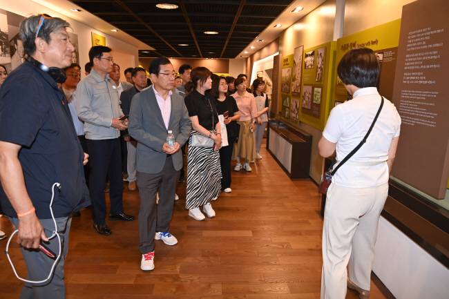 18일 울산 동구 HD현대중공업 본사 문화관 1층 아산기념전시실에서 이현재(왼쪽 세 번째) 하남시장과 시청 공무원 등이 HD현대중공업 관계자의 안내에 따라 전시물을 관람하고 있다.  하남시청 제공