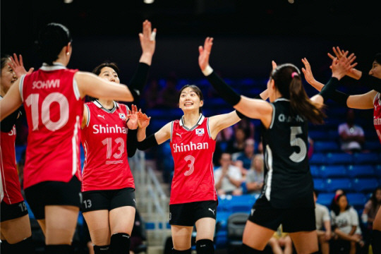 지난 2년 넘게 이어진 연패를 끊고 2024 VNL에서 2승한 여자배구대표팀. FIVB 제공