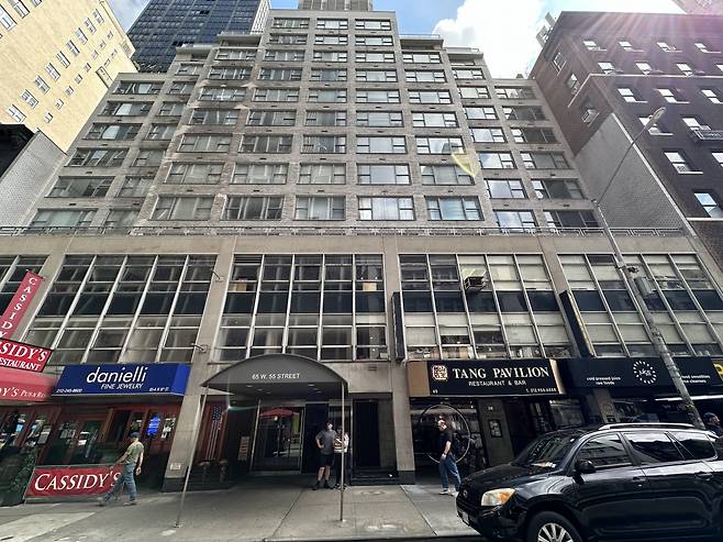 반도건설이 매입한 뉴욕 맨해튼 중심가 미드타운에 위치한 55th 주상복합아파트 건물[사진=반도건설 제공]
