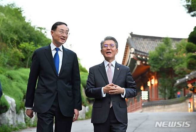 [서울=뉴시스] 김홍균 외교부 1차관과 쑨웨이둥 중국 외교부 부부장이 18일 서울 종로구 외교부 청사에서 한중 외교안보대화를 가진 후 업무 만찬을 위해 이동하며 대화를 나누고 있다. (사진= 외교부 제공)