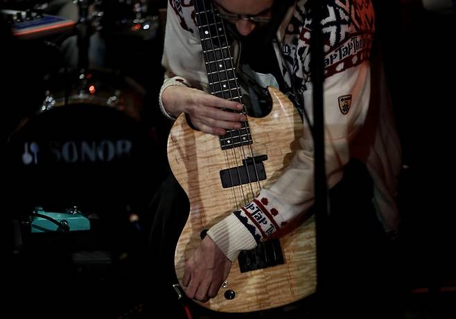 [서울=AP/뉴시스] 베이스 기타