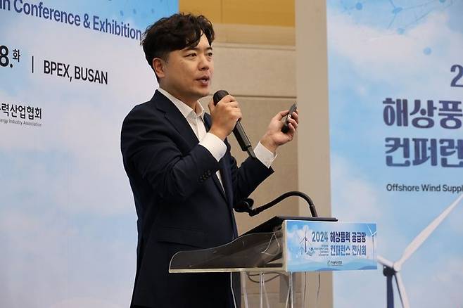 [부산=뉴시스] 최우진 코리오 한국총괄대표가 부산항국제전시컨벤션센터에서 열린 '2024 해상풍력 공급망 컨퍼런스 전시회'에서 국내외 해상풍력 사업을 소개하고 있다. (사진=코리오 제공) 2024.06.19. photo@newsis.com *재판매 및 DB 금지