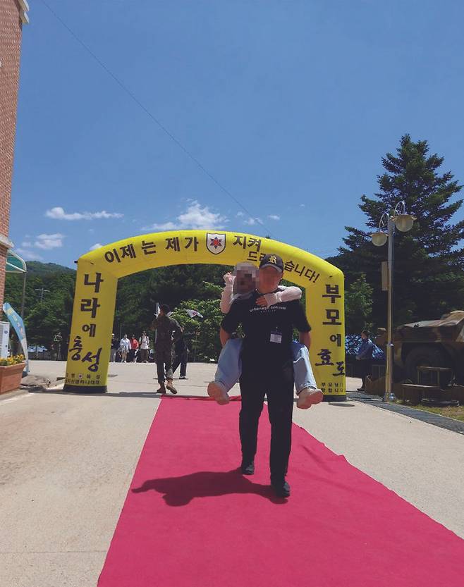 [서울=뉴시스] 사진은 숨진 박 훈련병과 어머니 (사진=군인권센터 제공) 2024.06.19. photo@newsis.com *재판매 및 DB 금지