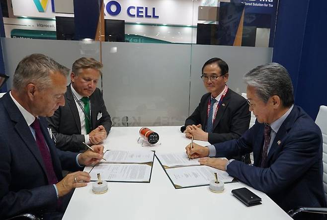 [파리=뉴시스] 18일(현지시간) 파리 노르 빌팽트 컨벤션센터에서 열리고 있는 유로사토리 2024에서 국내 방산업체 영풍전자가 독일의 글로벌 항전기업 핸솔트와 기술이전 면허생산 계약을 체결하고 있다. (사진=국방부 공동취재단 제공) 2024.06.19.  *재판매 및 DB 금지