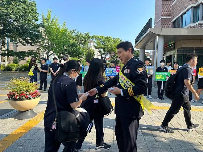 [대구=뉴시스] 대구 서부경찰서는 대구과학기술고등학교에서 사이버도박 및 학교폭력 예방 캠페인을 실시했다. (사진=대구 서부경찰서 제공) 2024.06.19. photo@newsis.com *재판매 및 DB 금지