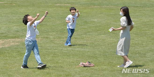 [광주=뉴시스] 변재훈 기자 = 광주 동구 국립아시아문화전당 하늘마당에서 마스크를 벗은 어린이들이 뛰놀고 있다. 2022.05.05. wisdom21@newsis.com