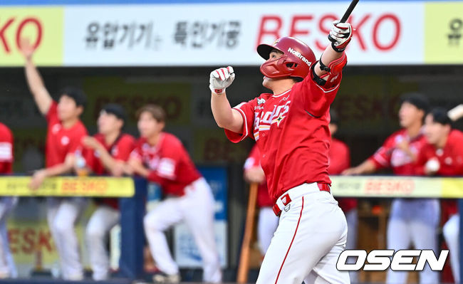 [OSEN=대구, 이석우 기자] 18일 대구삼성라이온즈파크에서 2024 신한 SOL 뱅크 KBO 리그 삼성 라이온즈와 SSG 랜더스의 경기가 열렸다. 홈팀 삼성은 이승민이 선발 출전하고 방문팀 SSG는 앤더슨이 선발 출전한다.SSG 랜더스 최정이 3회초 1사 2루 좌중월 역전 2점 홈런을 치고 있다. 2024.06.18 / foto0307@osen.co.kr