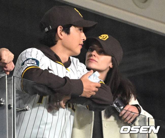 [OSEN=고척돔, 이대선 기자] 21일 오후 서울 고척스카이돔에서&nbsp;‘MLB 월드투어 서울 시리즈’&nbsp;LA 다저스와 샌디에이고 파드리스의 경기가 열렸다.야구장을 찾은 배우 송중기가 아내 케이티와 경기를 즐기고 있다. 2024.03.21 /sunday@osen.co.kr