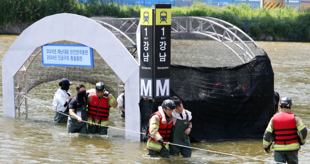 지난 5월 31일 오후 서울 송파구 탄천공영주차장 수변 일대에서 열린 '2024년 강남구 안전한국훈련'에서 소방대원들이 강남역, 반지하, 전기차 등 도심호우·침수피해 발생 상황을 가정한 긴급구조훈련을 하고 있다. 뉴시스 제공.