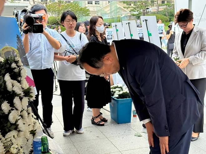 19일 추경호 국민의힘 원내대표가 군기훈련 중 쓰러져 숨진 박모 훈련병을 추모하고 있다. 추경호 국민의힘 원내대표 사회관계망서비싀(SNS) 갈무리