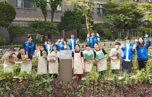 현대글로비스 임직원들이 서울 상원초학생들과 도심 생태숲을 조성하고 기념촬영을 하고 있다. 사진제공= 현대글로비스