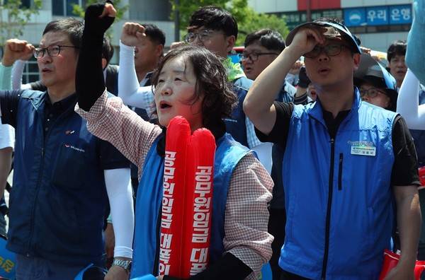 대한민국공무원노동조합총연맹과 전국공무원노조가 6월 18일 서울 용산구 대통령실 앞에서 공무원 임금투쟁 선포 결의대회를 열고 임금 인상을 촉구했다. [사진=뉴시스]