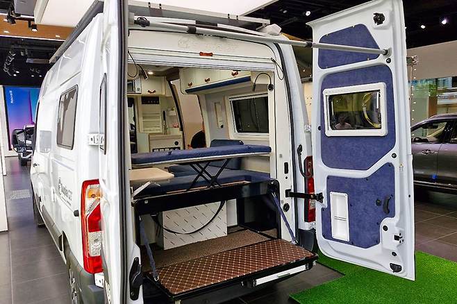 동탄대리점에 전시된 르노 마스터 기반 캠핑카