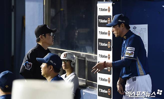 강인권 NC 감독이 18일 잠실구장에서 열린 '2024 신한 SOL Bank KBO 리그' 두산과 주중 3연전 첫 번째 경기 도중 심판진에 어필하고 있다. 엑스포츠뉴스 DB