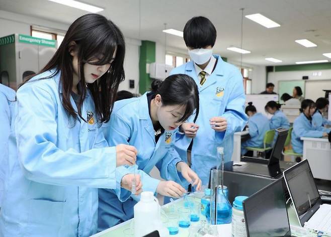 과학 실험하는 학생들 [경기도교육청 제공. 재판매 및 DB 금지]