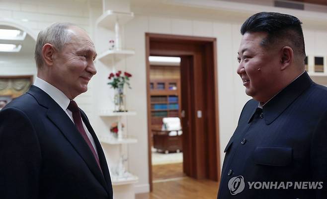 김정은 "북한, 러시아 정책 무조건적 지지"<러 통신> [AP=연합뉴스]