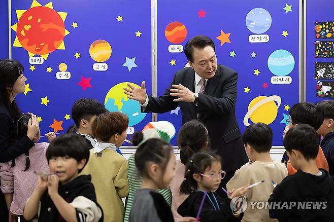 늘봄 일일 특별 교사로 수업 참여한 윤석열 대통령 윤석열 대통령이 지난 3월 29일 경기도 화성시 아인초등학교에서 늘봄학교 '초1 맞춤형 프로그램'이 진행 중인 교실을 찾아 일일 특별 교사로 학생들과 수업하고 있다. [대통령실 제공. 연합뉴스 자료사진. 재판매 및 DB 금지]