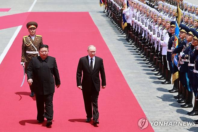 평양 김일성 광장 환영식에 참석한 푸틴 (평양 AFP=연합뉴스) 북한을 국빈 방문한 블라디미르 푸틴 러시아 대통령이 참석한 가운데 19일 평양시 김일성 광장에서 환영식이 열리고 있다. 김정은 북한 국무위원장이 푸틴 대통령을 행사장으로 안내하고 있다. 2024.06.19 khmoon@yna.co.kr