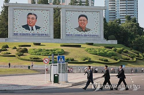 김일성 광장에 걸린 김정은 위원장과 푸틴 대통령의 대형 초상화 [타스=연합뉴스 자료사진. 재판매 및 DB금지]