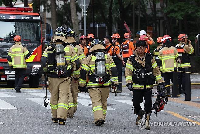 목동 아파트 지하서 오전에 화재 발생…화재 현장 향하는 소방관들 (서울=연합뉴스) 김성민 기자 = 19일 서울 양천구 목동에 있는 23층짜리 아파트 지하 주차장에서 오전 8시께 화재가 발생해 소방당국이 9시간 넘게 진화 작업에 나선 가운데 소방관들이 오후 6시 18분께 건물로 향하고 있다. 2024.6.19 ksm7976@yna.co.kr