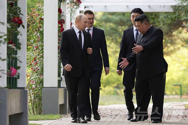 19일 블라디미르 푸틴 러시아 대통령(왼쪽)과 김정은 북한 노동당 총비서가 평양 금수산 영빈관에서 산책을 하며 이야기를 나누고 있다. 2024.06.19 ⓒ 로이터=뉴스1 ⓒ News1 정지윤 기자
