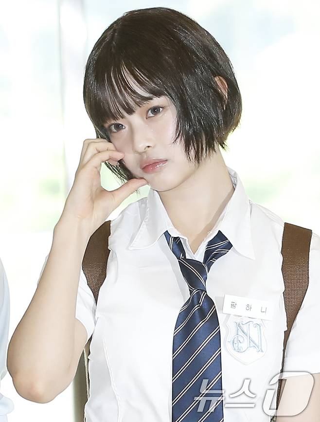 뉴진스 하니가 해외 일정을 위해 20일 오전 김포국제공항에 도착해 일본 도쿄로 출국하기 전 볼 하트를 그리고 있다. ⓒ News1 권현진 기자