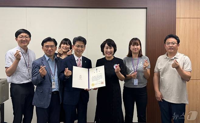 20일 한국가스안전공사가 단체헌혈 유공으로 충북도지사 표창을 받았다고 밝혔다. 사진은 기념촬영을 하는 공사 직원들.(공사 제공)2024.6.20/뉴스1