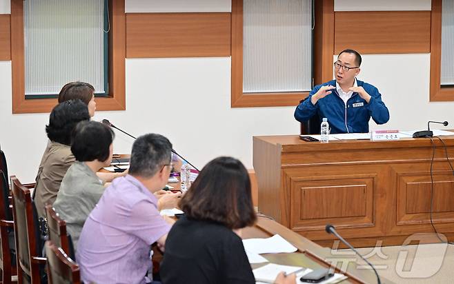 울산시의회 손근호 의원이 20일 시의회 다목적회의실에서 울산시 재가장기요양협의회 임원진들과 종사자 처우개선과 장기요양시설 지원 방안 등에 대해 의견을 나눴다.(시의회 제공)